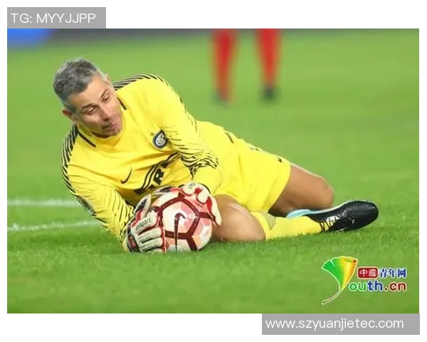 当今足球明星中仍在世的传奇球员有哪些他们的成就与影响力如何