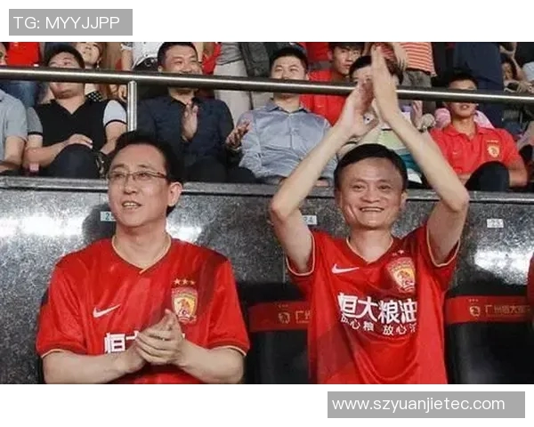 王健林与足球明星同框合影展现体育与商业的完美结合