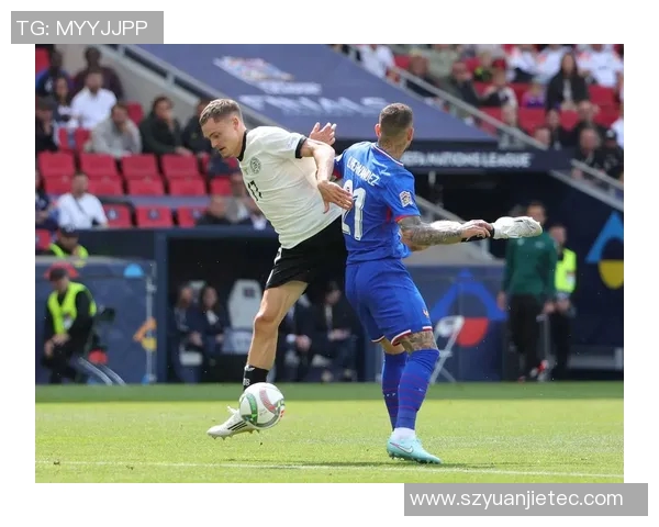 足球明星在比赛中遭遇闪电袭击现场惊险瞬间引发全球关注